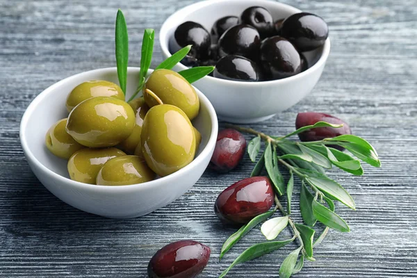 Kase lezzetli zeytin ile — Stok fotoğraf