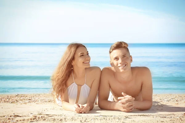 Ungt par på stranden — Stockfoto