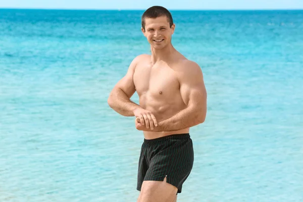 海のビーチでハンサムな若い男 — ストック写真
