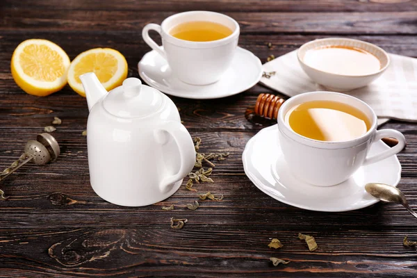 Kopjes kaneel thee op houten tafel — Stockfoto