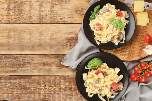 Lezzetli Türkiye lazanya ile plakalar 