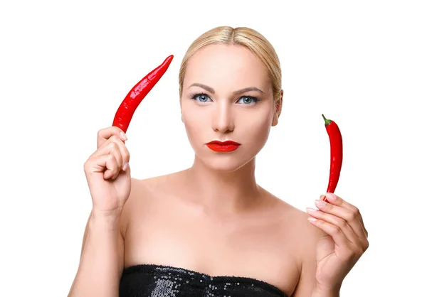 Γυναίκα που ποζάρει με κόκκινες πιπεριές τσίλι — Φωτογραφία Αρχείου