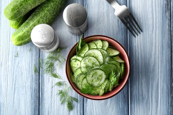 Insalata di cetrioli in ciotola — Foto Stock