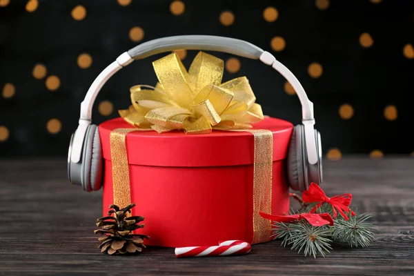  Ahşap masa üzerinde kulaklık hediye