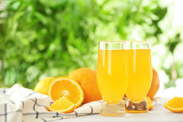 Frisch gepresster Orangensaft — Stockfoto