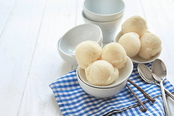 Deliciosas bolas de sorvete de baunilha — Fotografia de Stock