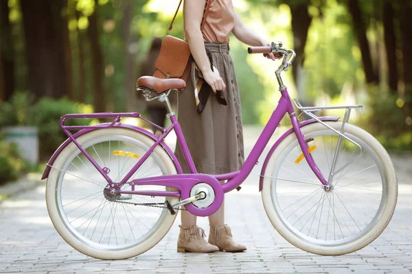 Ung kvinna med cykel — Stockfoto