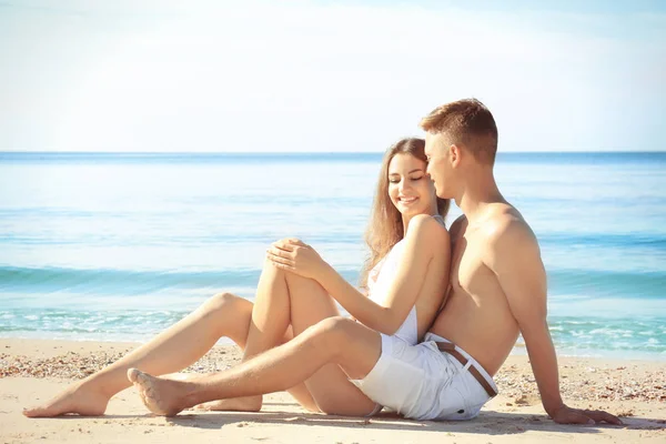 Mladý pár na pláži moře — Stock fotografie