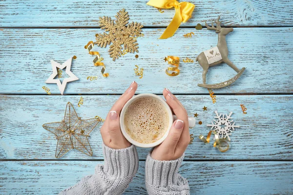 Mains féminines avec tasse de café — Photo