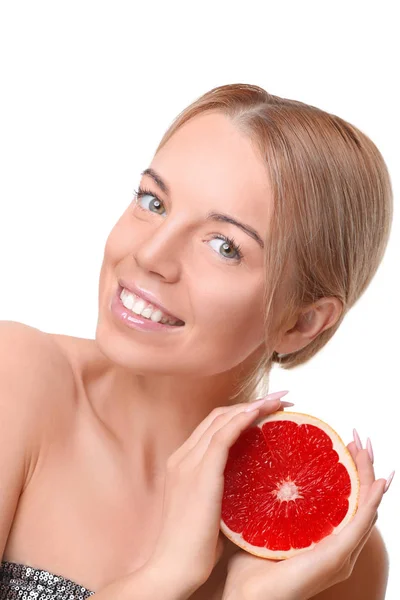 Женщина позирует с половиной грейпфрута — стоковое фото
