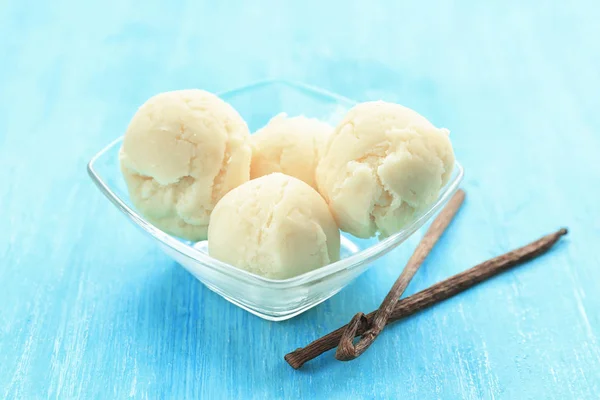 Délicieuses boules de glace vanille — Photo