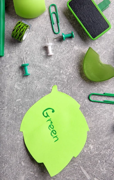 Green sticky note and office supplies — Stock Photo, Image