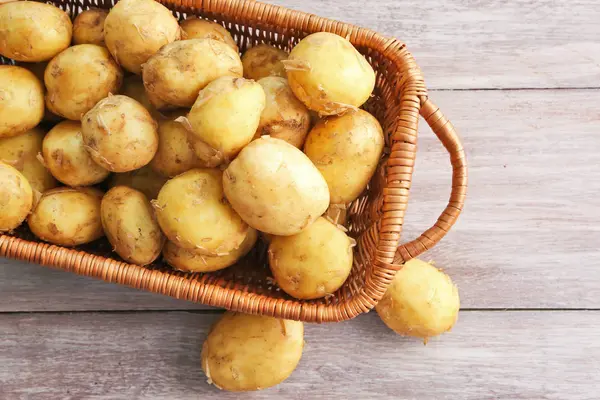 Hasır sepet genç patates ile 