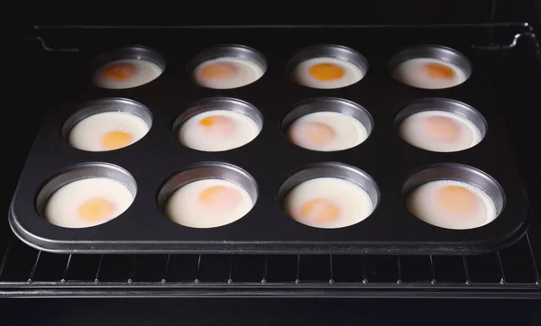 Estanho de bolinho com ovos — Fotografia de Stock