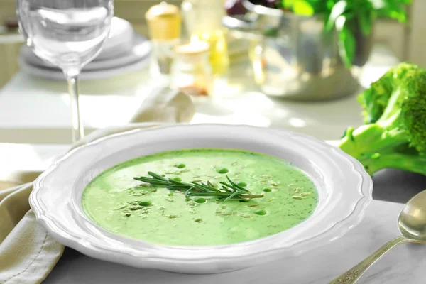 Plate with delicious creamy broccoli soup — Stock Photo, Image