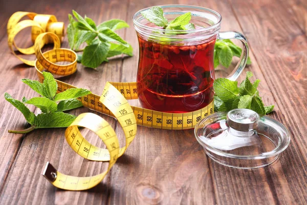 Tasse Tee und Maßband — Stockfoto