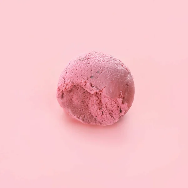 Tasty strawberry ice-cream — Stock Photo, Image