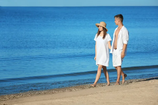 海のビーチの上を歩くカップル — ストック写真