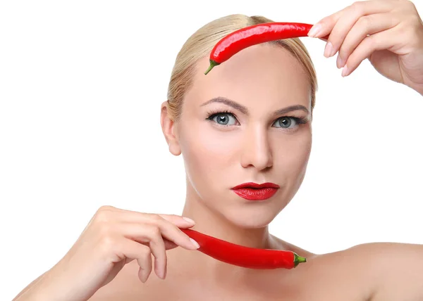 Mulher posando com pimentas vermelhas — Fotografia de Stock