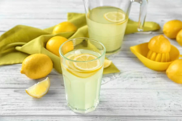 Composição com vidro de suco de limão — Fotografia de Stock