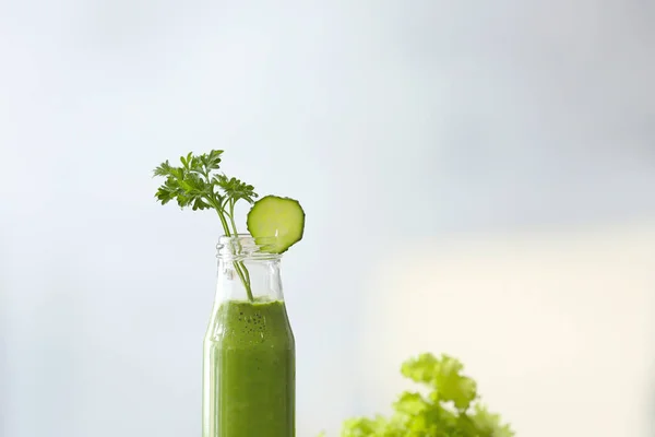 Botella de vidrio con jugo verde fresco — Foto de Stock