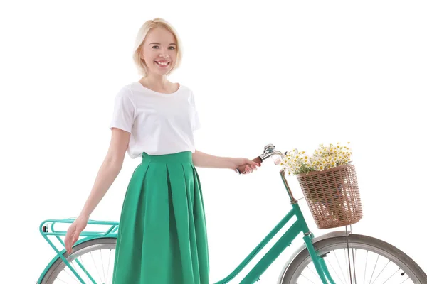 Mulher bonita perto de bicicleta — Fotografia de Stock