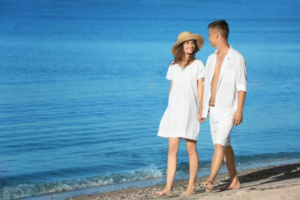 Paar spaziert am Strand — Stockfoto