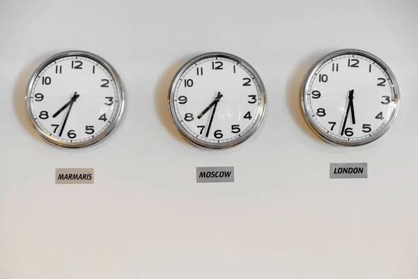Clocks showing time in different cities — Stock Photo, Image