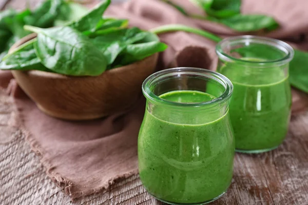 Potten van spinazie smoothie — Stockfoto