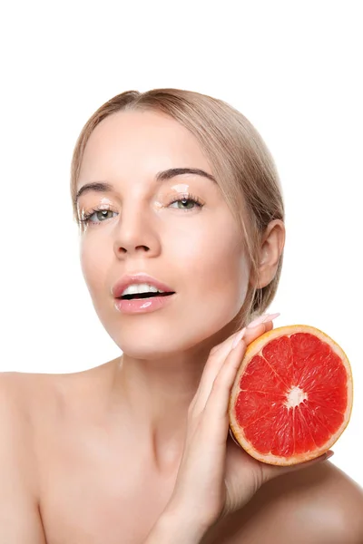 Mulher posando com metade de toranja — Fotografia de Stock