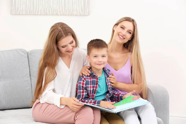 Lesbian couple reading with son — Stock Photo, Image