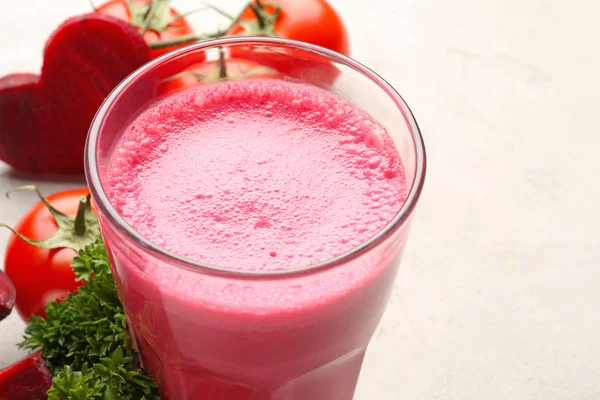 Taze sebze suyu ile cam 