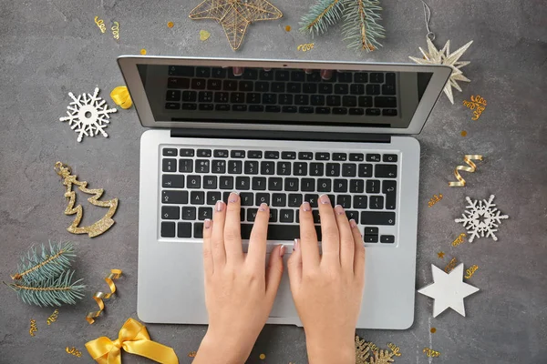 Mãos de mulher usando laptop — Fotografia de Stock