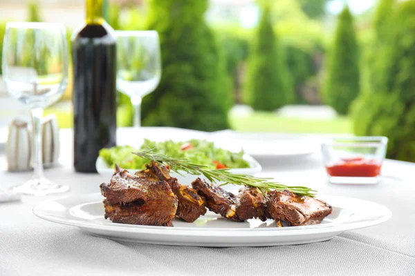 Heerlijke ribben op tafel — Stockfoto