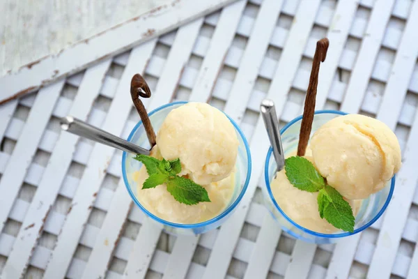 lezzetli vanilyalı dondurma topları 