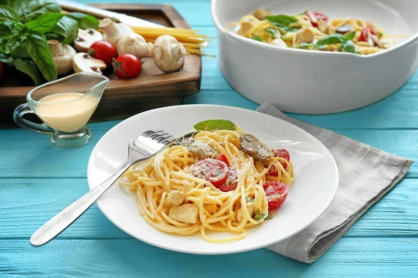 Plate with delicious roasted turkey tetrazzini — Stock Photo, Image