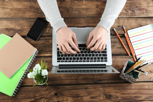 Homem trabalhando com laptop — Fotografia de Stock