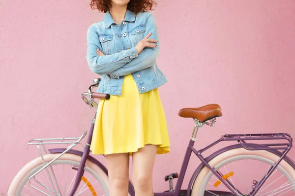 Jeune femme avec vélo — Photo