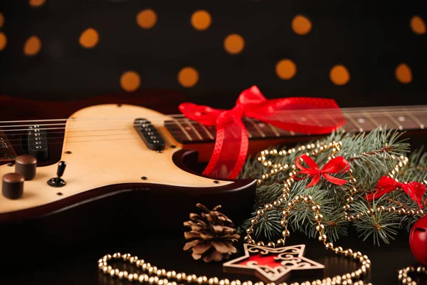 Guitare avec décoration sur table — Photo