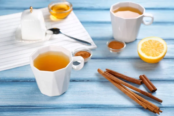 Taza de té de canela en la mesa de madera — Foto de Stock