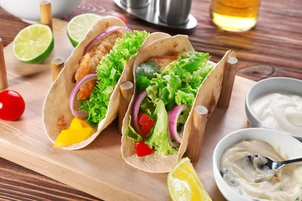 Titular com deliciosos tacos de peixe — Fotografia de Stock