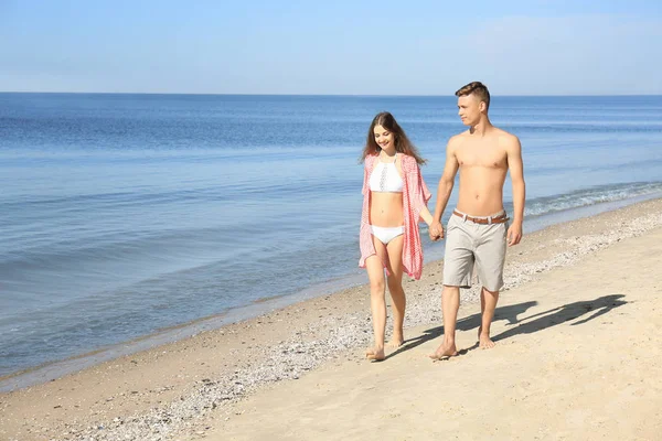 Couple on sea beach at resort — Stock Photo, Image