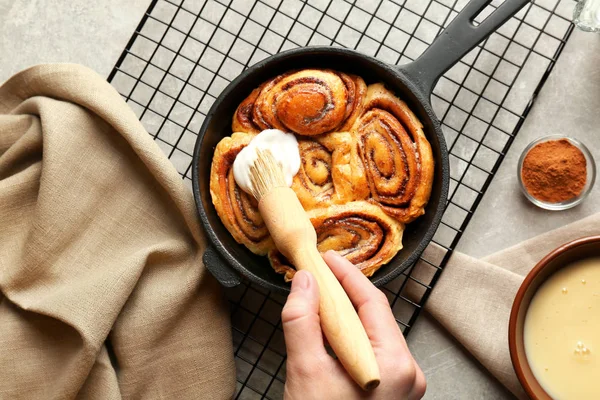 Rulo tarçın lezzetli sırlıdır yayılan kadın