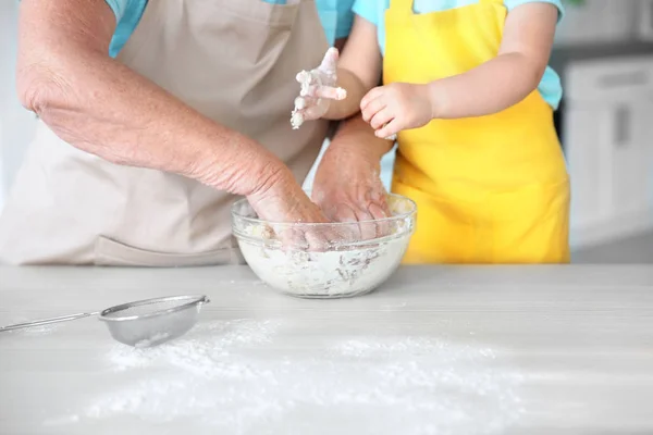 Küçük kız ve büyük annesi pişirme — Stok fotoğraf