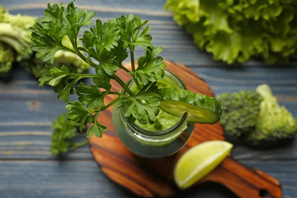 taze yeşil suyu ve malzemeler