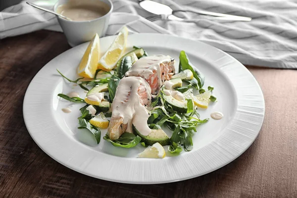 Plaka dilim somon, otlar ve lezzetli bir sos ile 