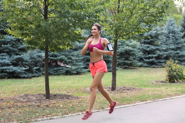 Молода жінка спортивний — стокове фото