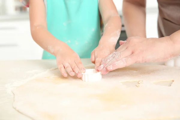 Klein meisje en haar grootmoeder maken van cookies — Stockfoto