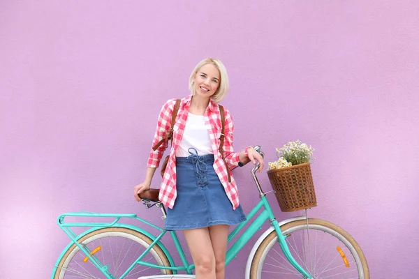 Jeune femme avec vélo élégant — Photo