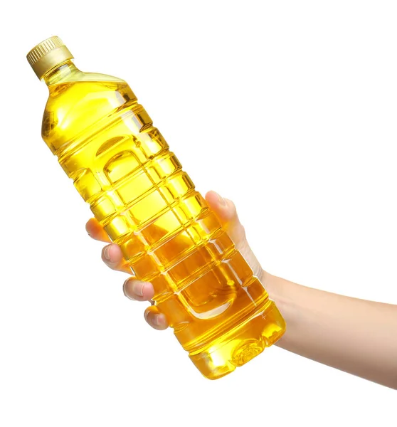 Женщина держит в руках бутылку растительного масла — стоковое фото